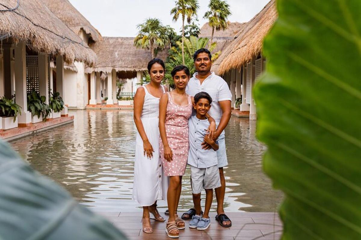 Una familia posando para una foto frente al agua.