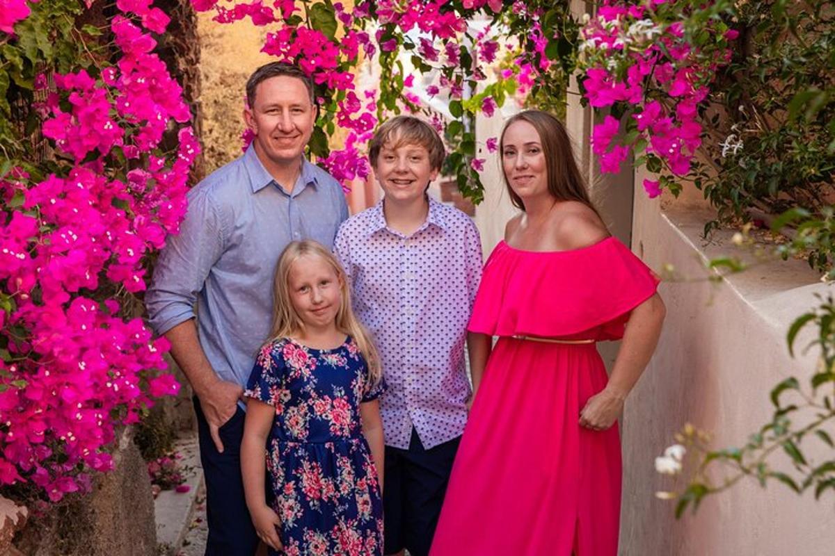 una famiglia in posa per una foto davanti ai fiori