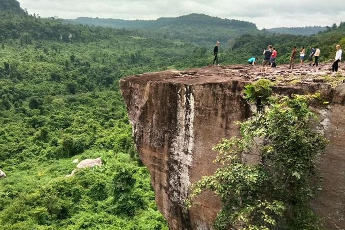 un gruppo di persone in piedi in cima a una scogliera