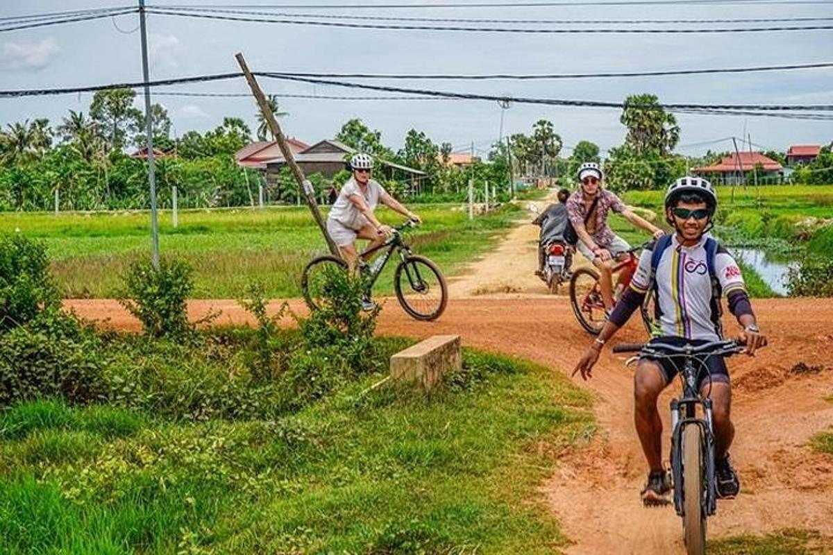 未舗装の道路を自転車で走る人々のグループ
