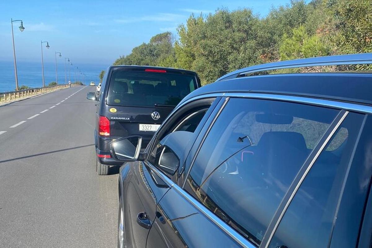 μια ομάδα αυτοκινήτων παρκαρισμένων στην άκρη του δρόμου