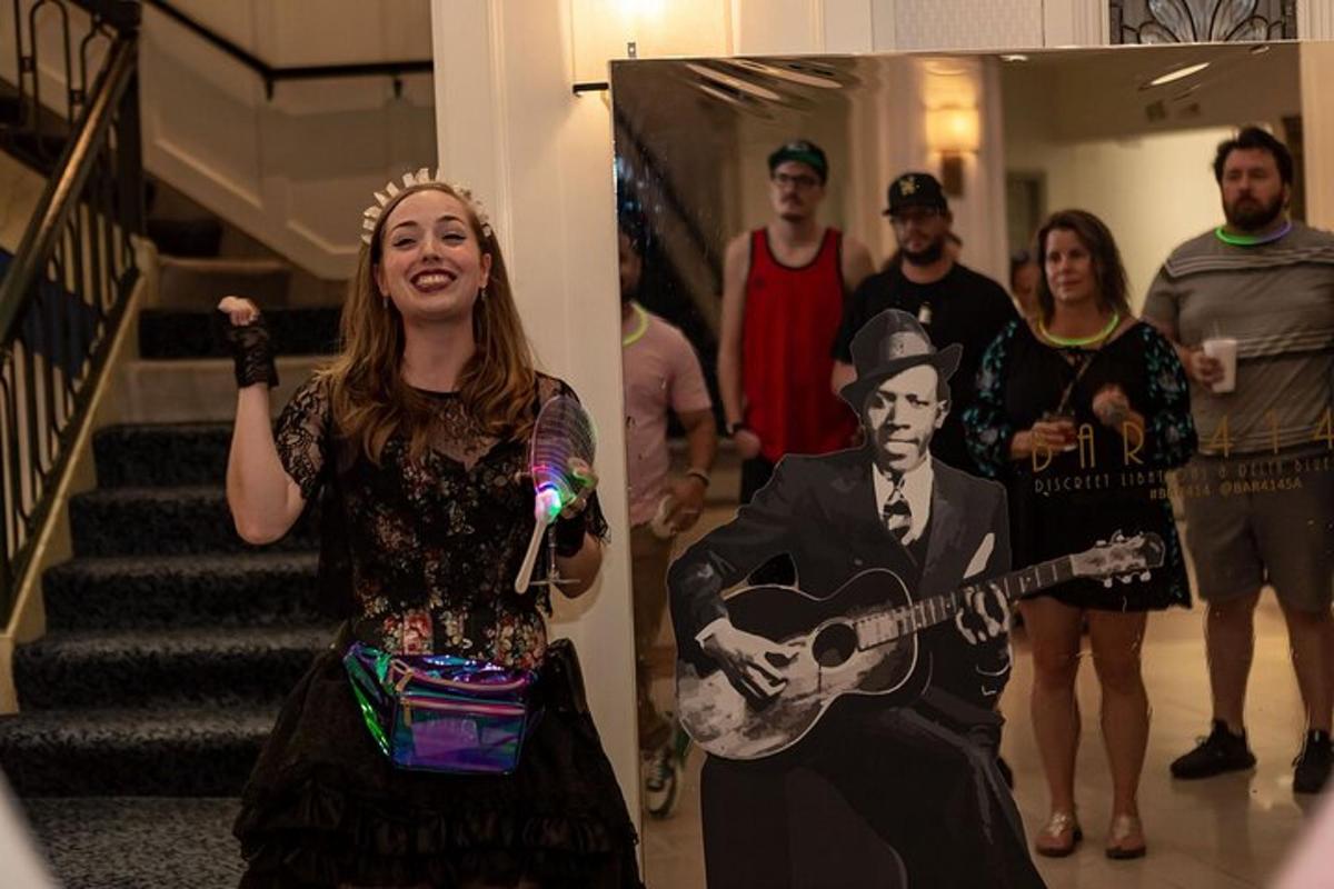 žena stojaca na chodbe s gitarou v ruke