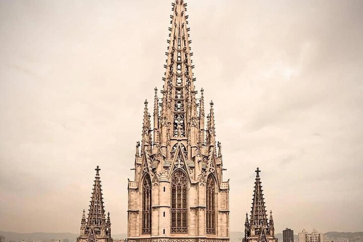 una gran catedral amb una torre alta amb rellotges