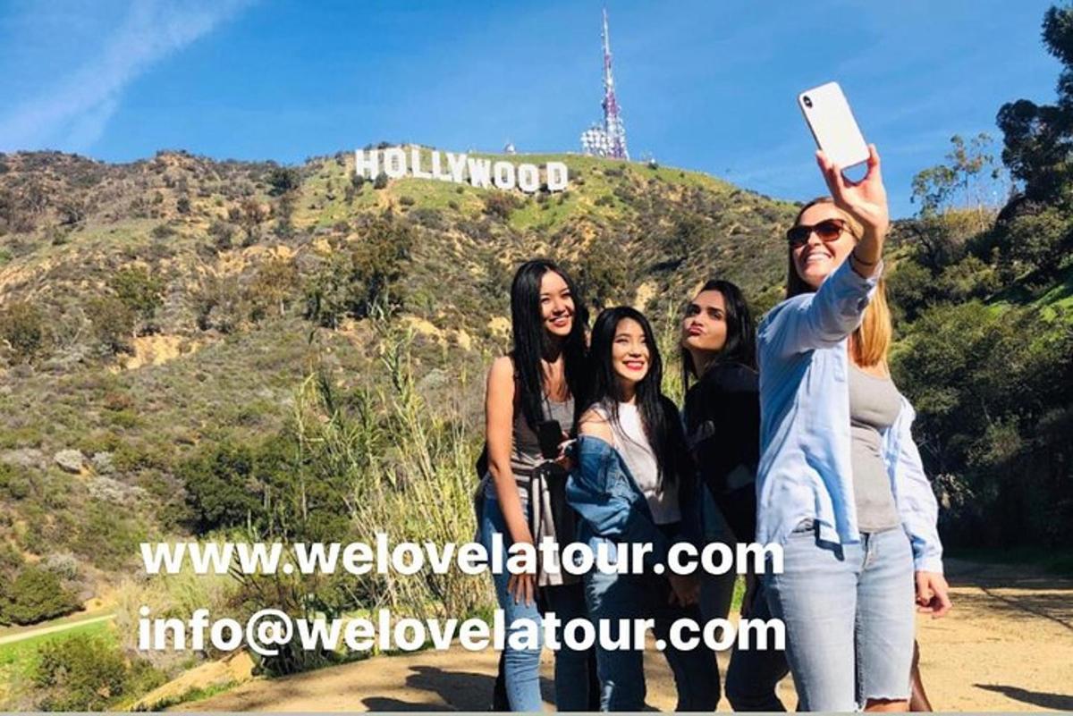 grupp inimesi Hollywoodi sildi ees pilti tegemas