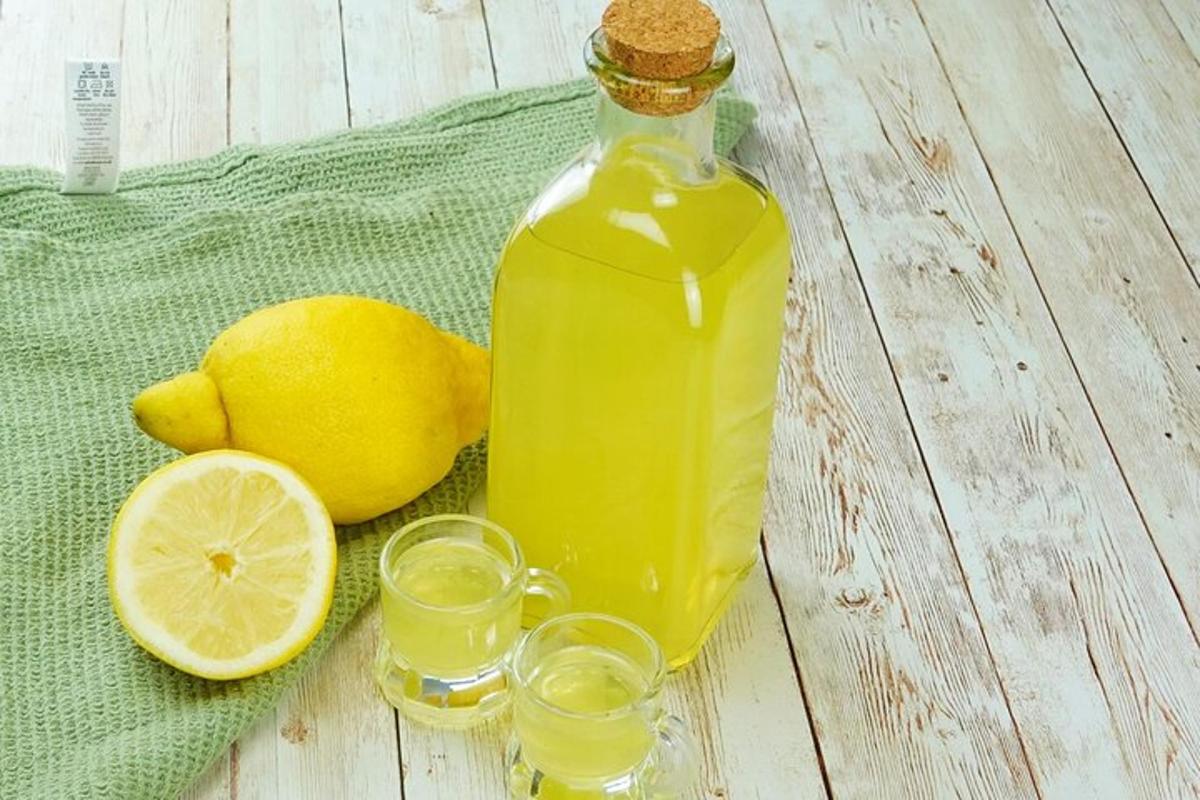 ένα μπουκάλι χυμό λεμονιού και δύο ποτήρια λεμονάδα