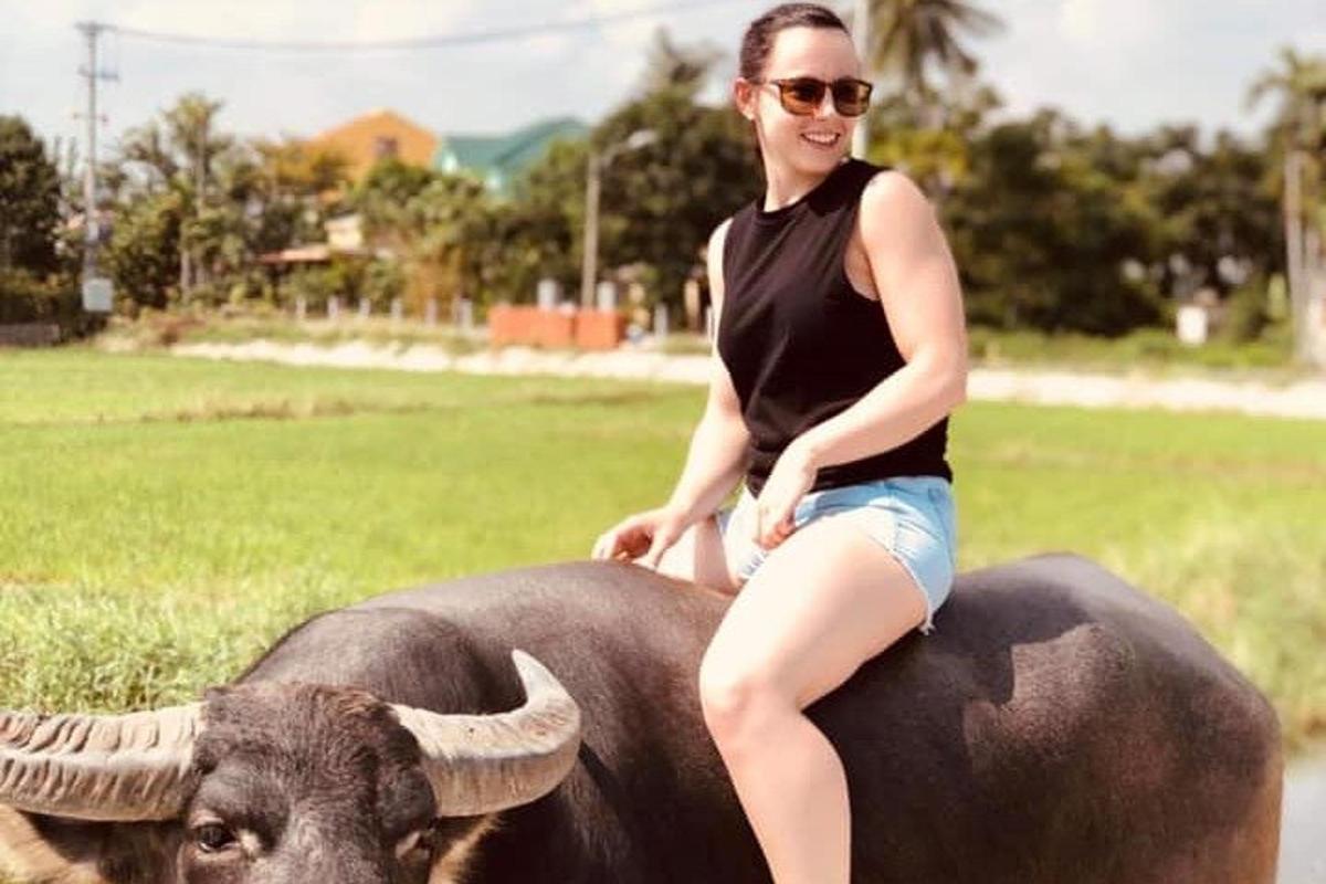 žena jedoucí na hřbetě slona