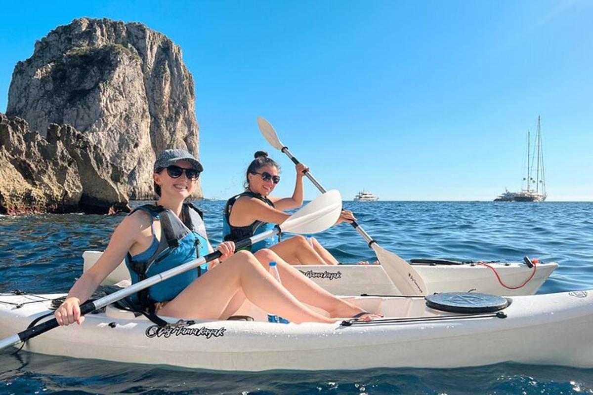 dua orang duduk dalam kayak di lautan