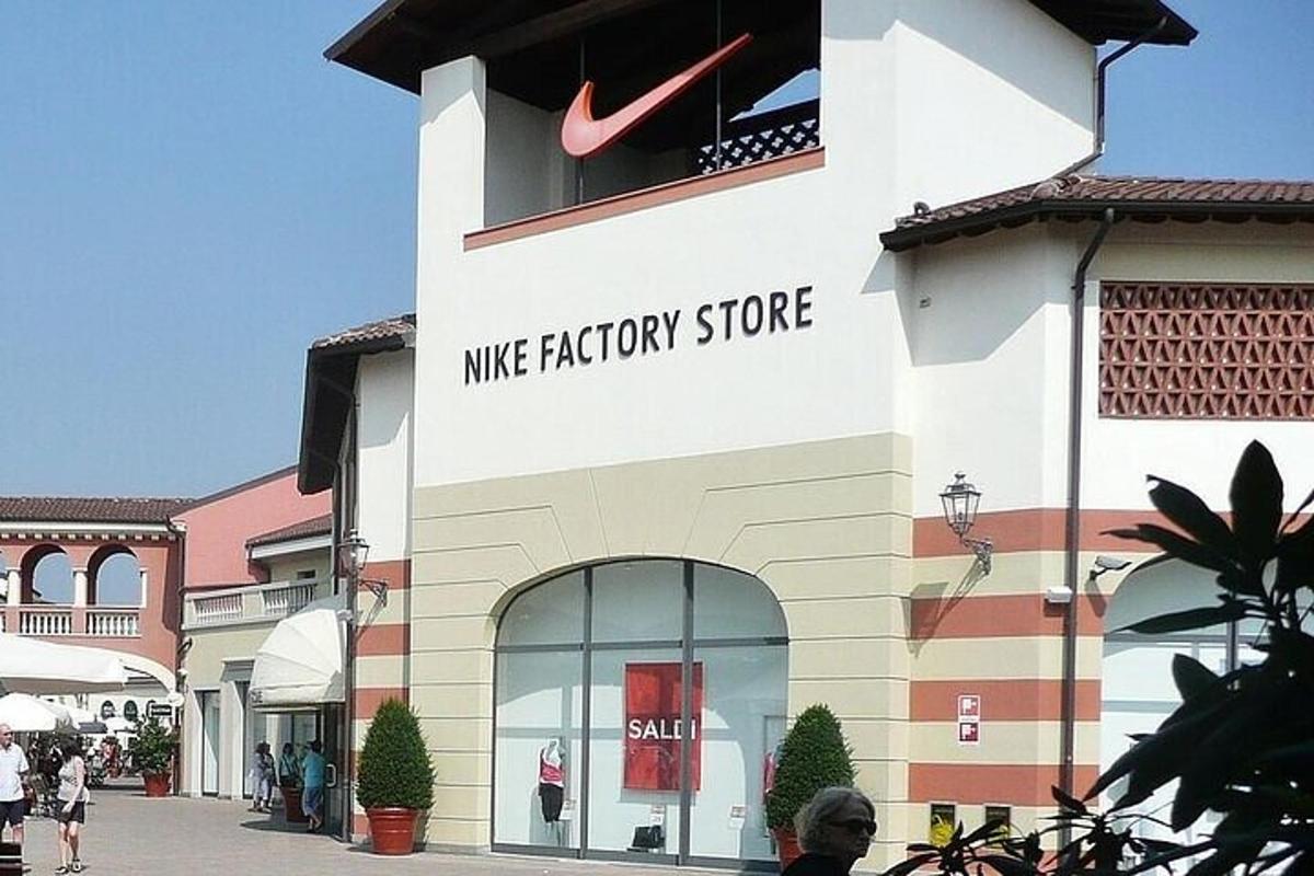 egy Nikeway áruház egy épület oldalán