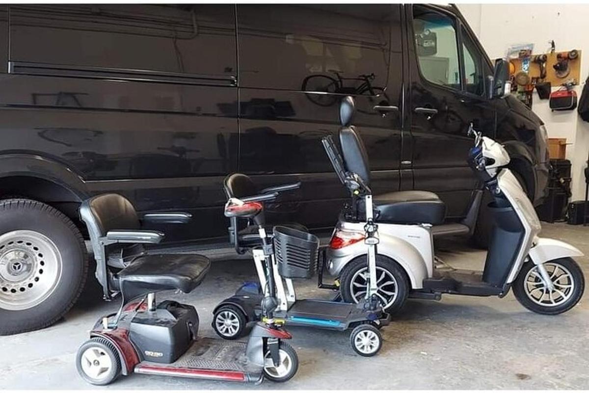 Un par de scooters estacionados al lado de una camioneta