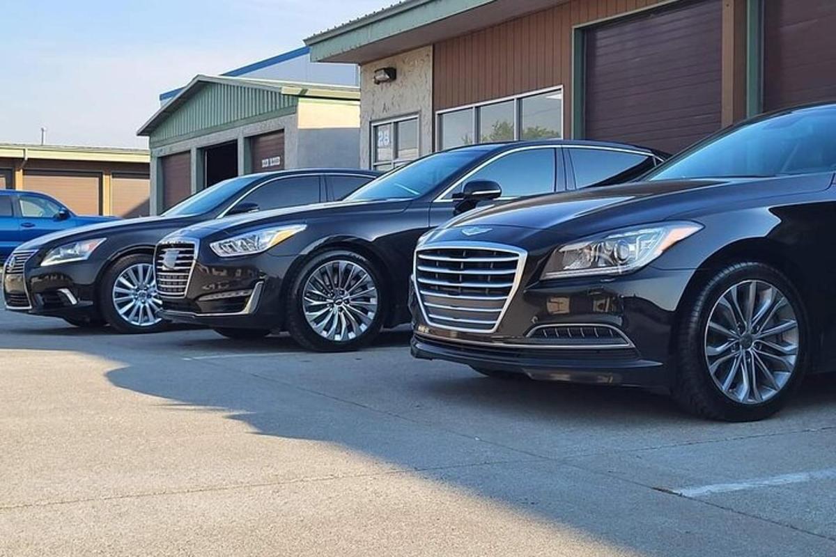 una fila di auto parcheggiate in un parcheggio