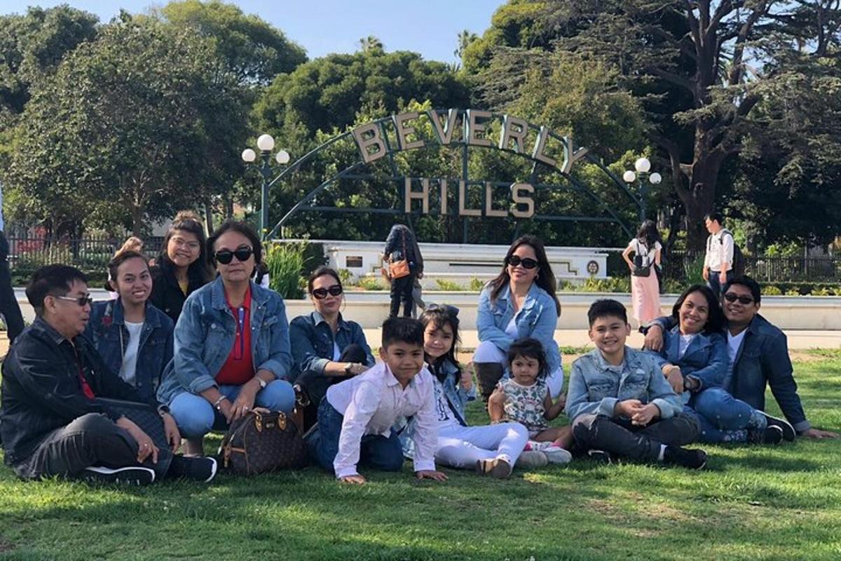 un grup de persones posant per a una foto davant d'un parc