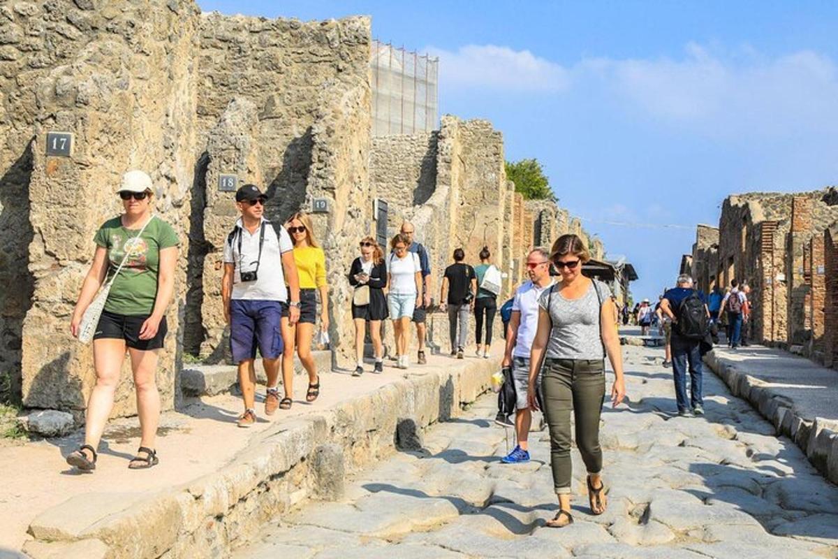 un grupo de personas caminando sobre las ruinas