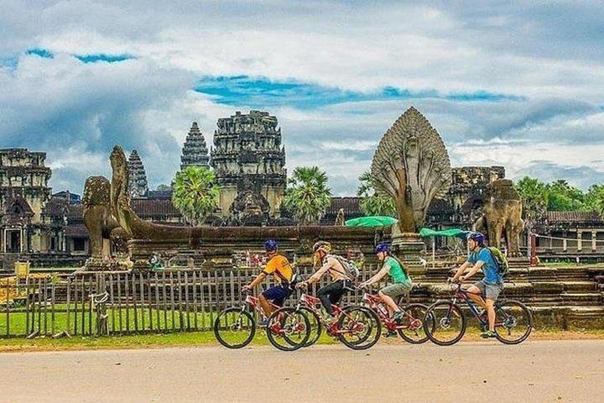 un grup de persones anant en bicicleta davant d'un temple