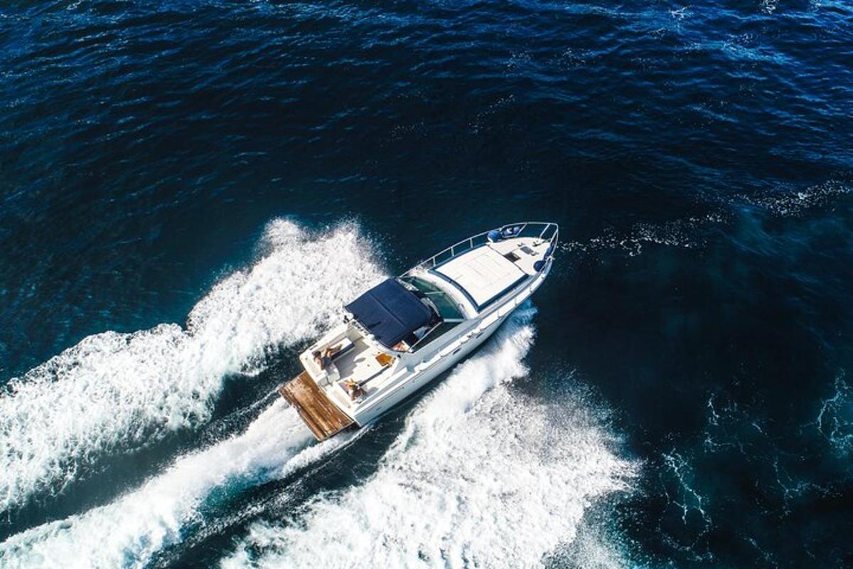 una barca nell'acqua dell'oceano