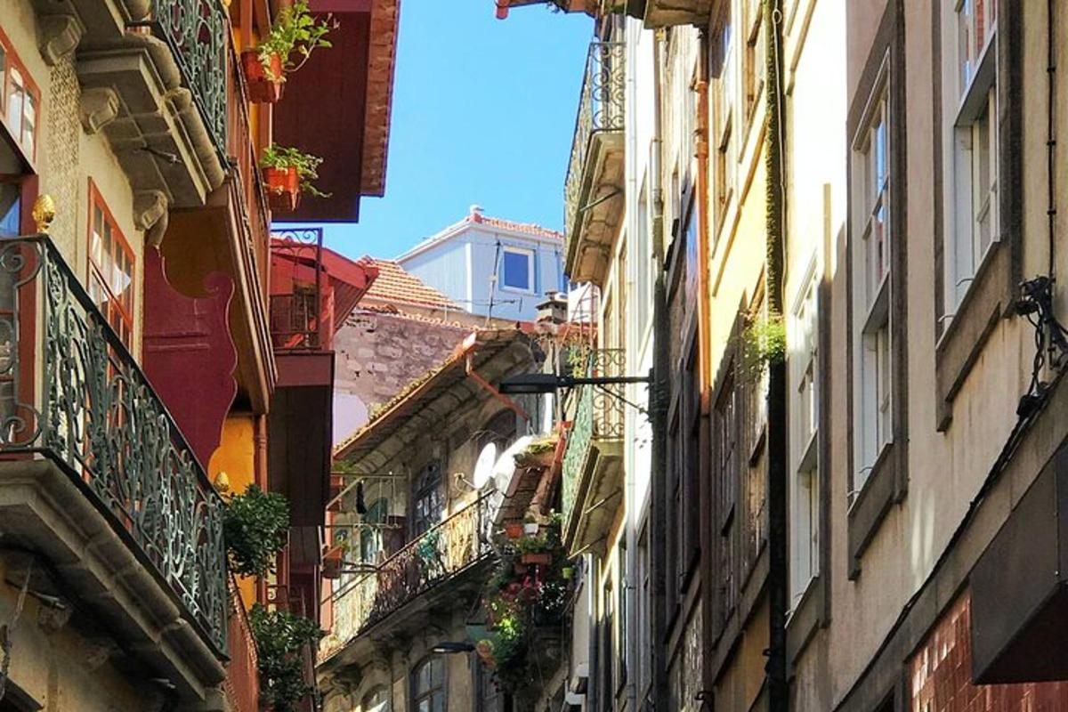 ulička medzi budovami s rastlinami na balkónoch