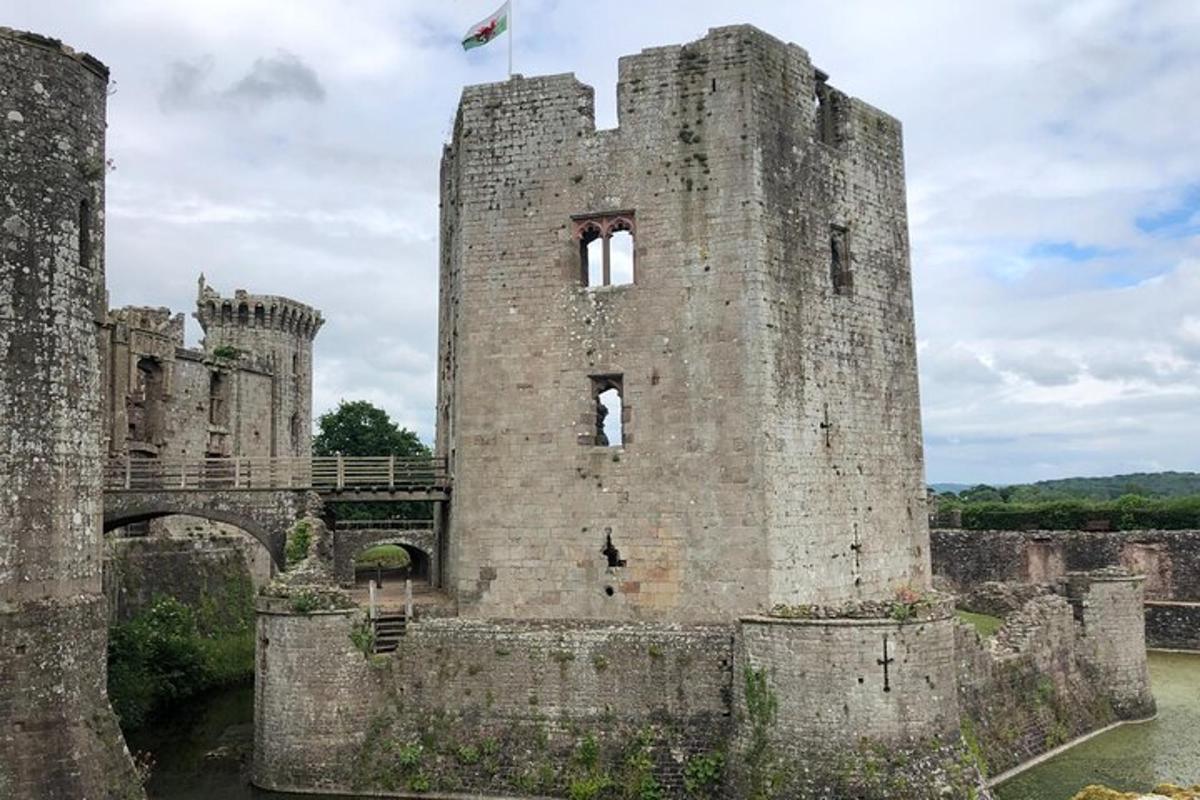 starý hrad s mostem přes řeku