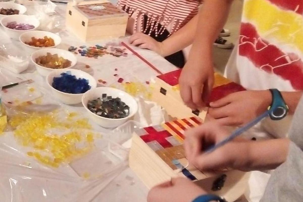 一群人在桌子上创作艺术品