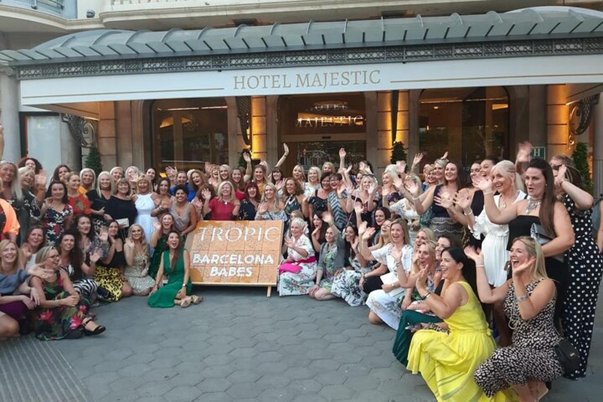 Un grupo grande de personas posando para una foto frente a un edificio.