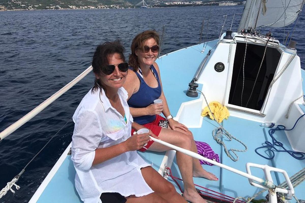 Dos mujeres sentadas en un bote en el agua