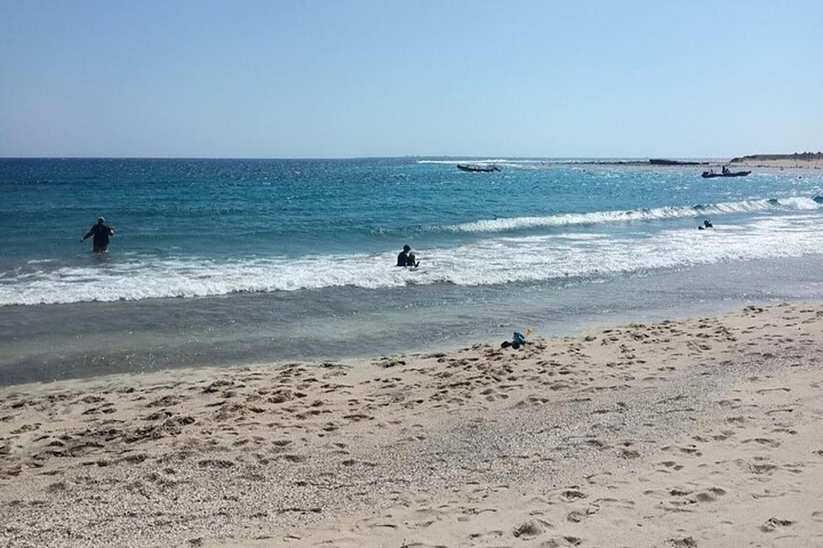 група хора във водата на плажа