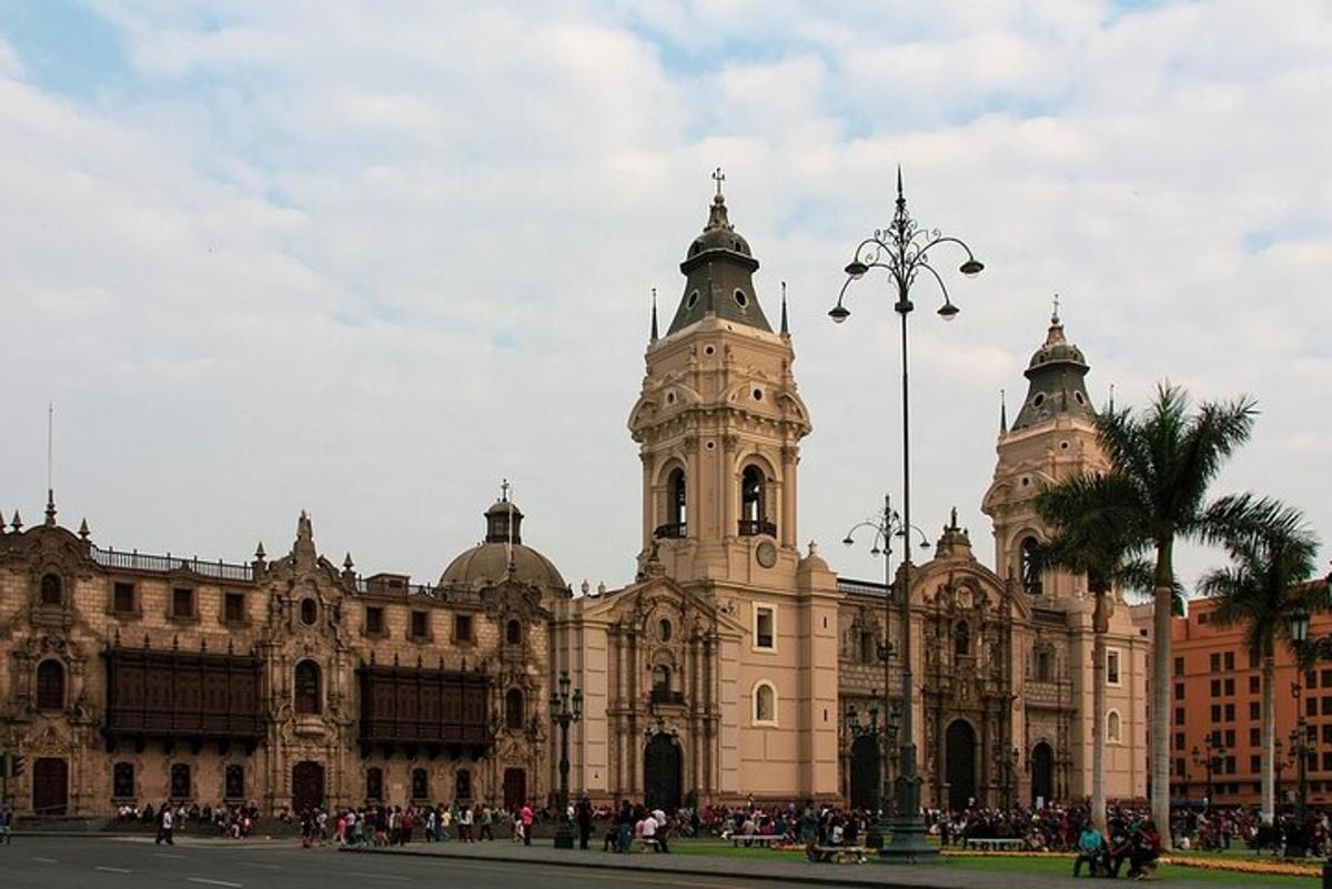un grande edificio con una torre dell'orologio di fronte