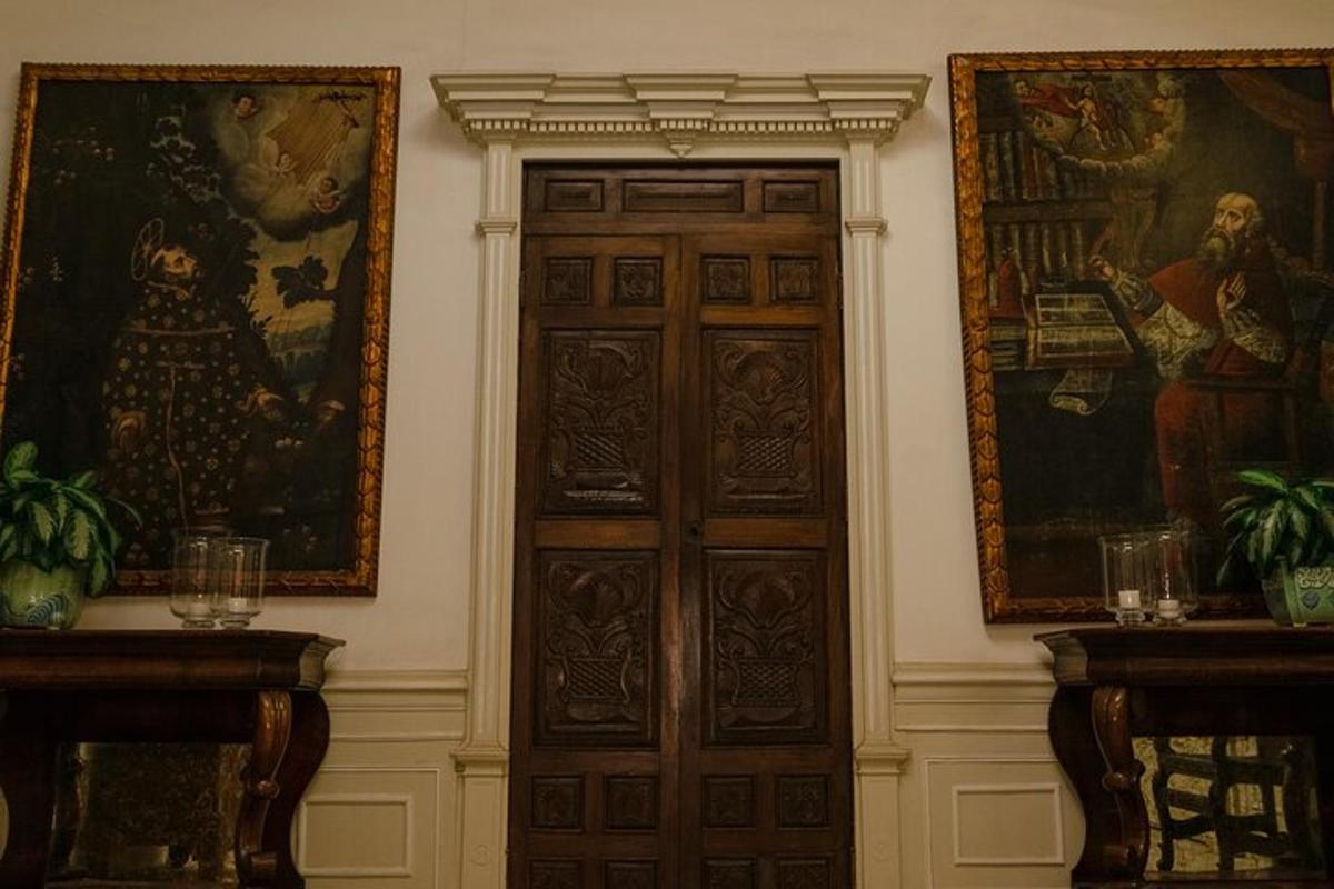 una porta di legno in una stanza con dipinti sul muro
