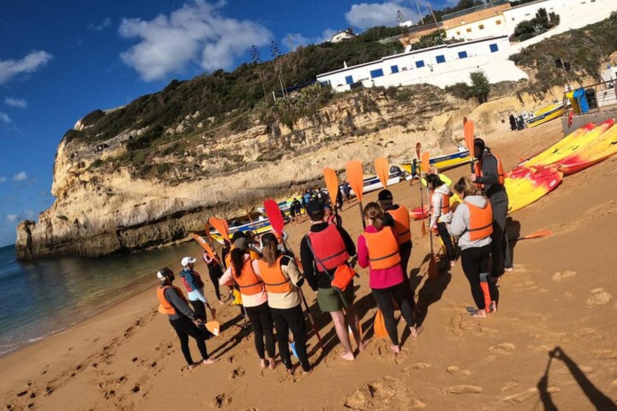 eine Gruppe von Menschen, die am Strand spazieren gehen