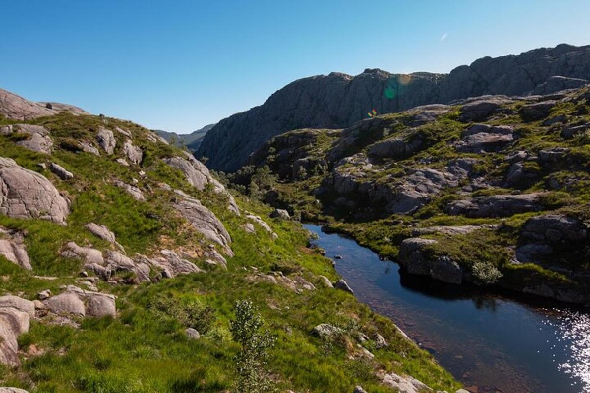un río en medio de una montaña rocosa
