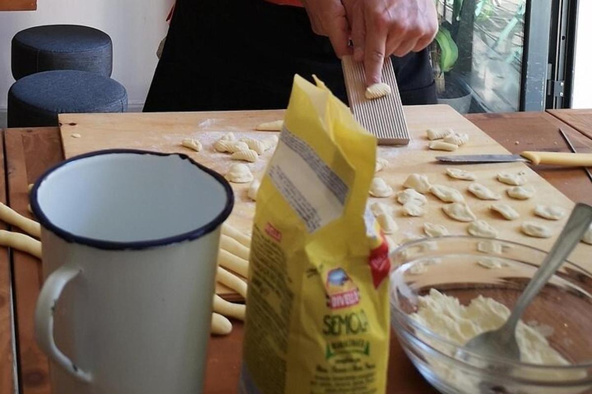 seseorang sedang membuat donat di atas meja dengan cawan