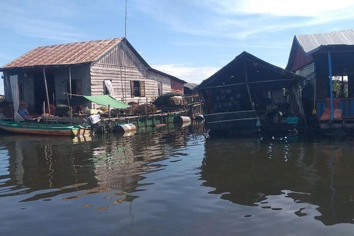sekelompok bangunan di badan air