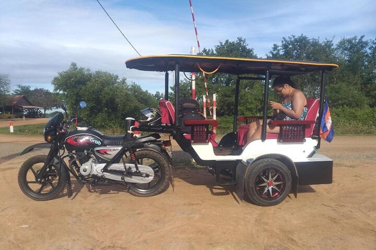 Una mujer que viaja en un carrito de golf con una motocicleta