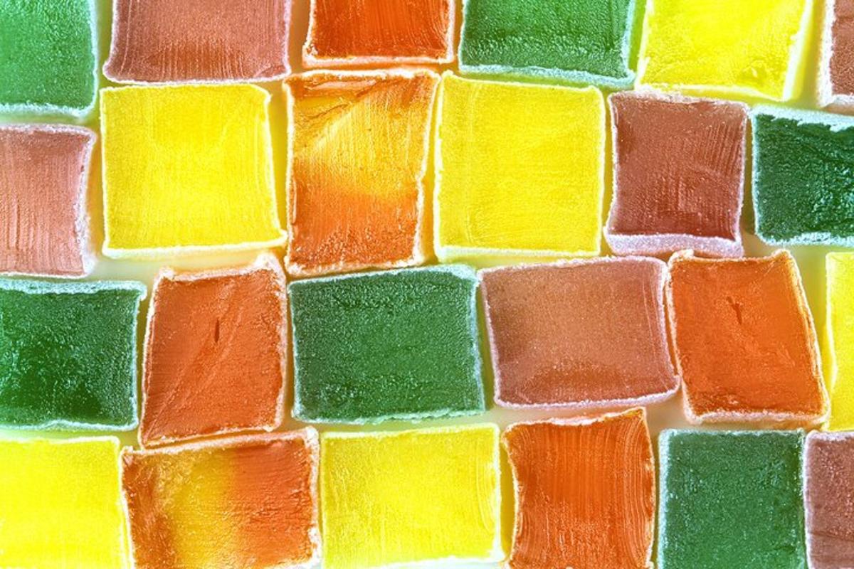 um close de uma parede de tijolos coloridos