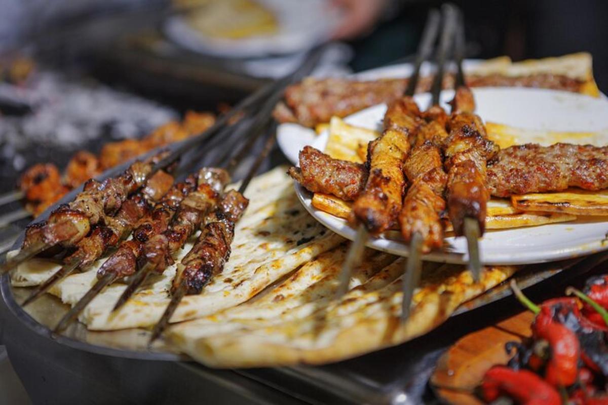 ένα σωρό φαγητό σε σουβλάκια σε ένα τραπέζι