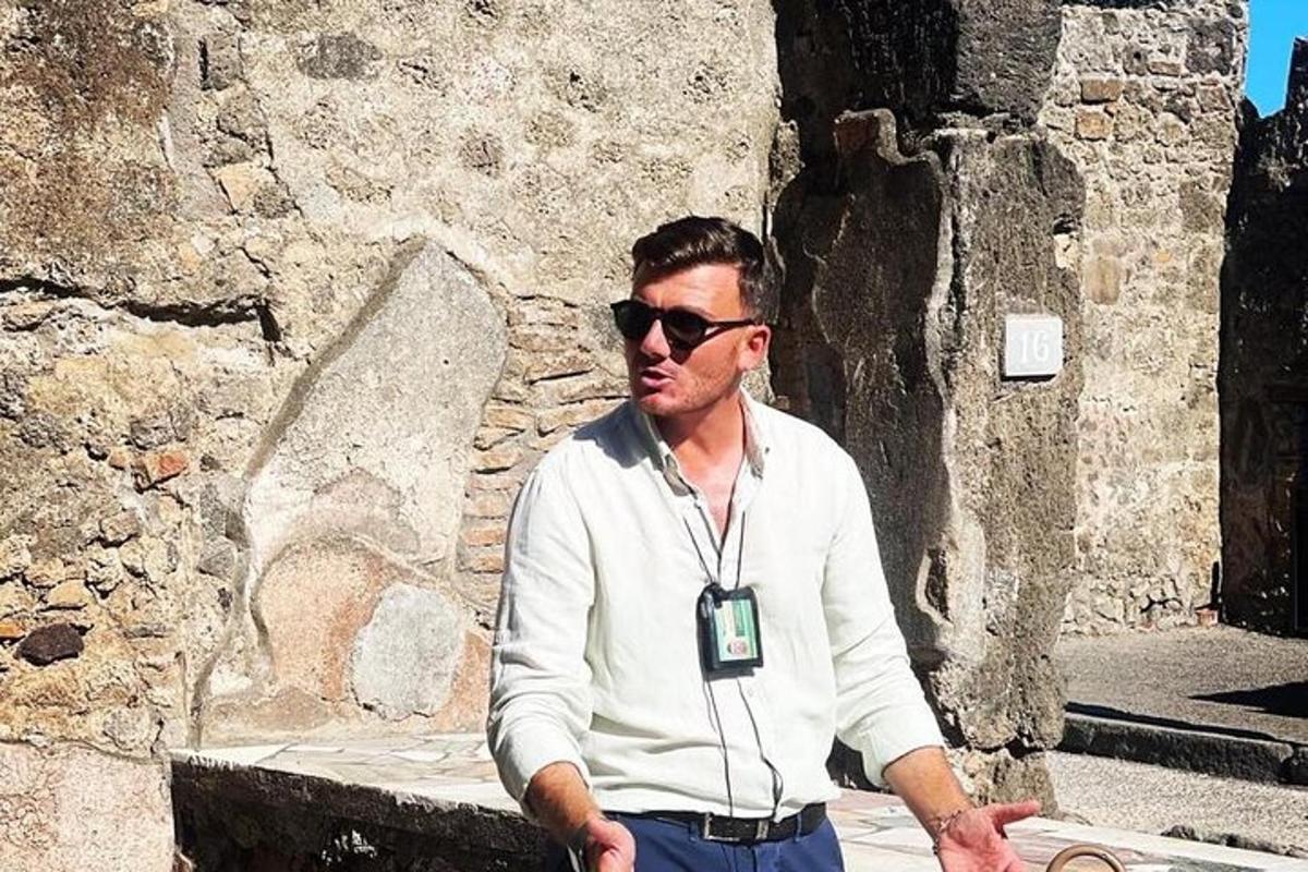 muž s visačkou kolem krku sedící na lavičce