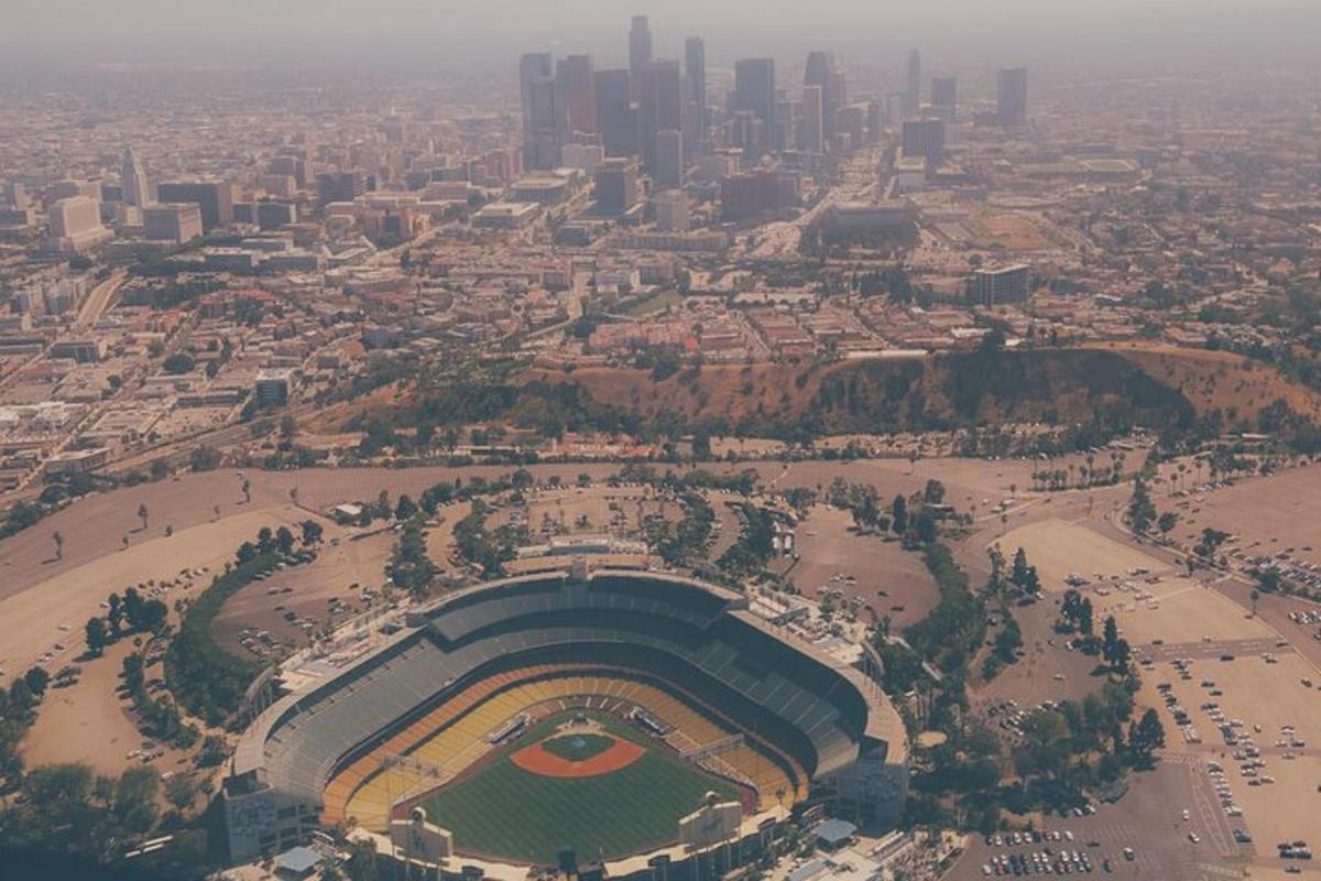 una vista aèria d'un camp de beisbol davant d'una ciutat