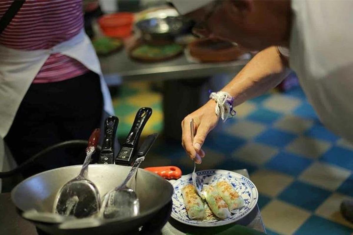 一个人在厨房里用碗吃饭