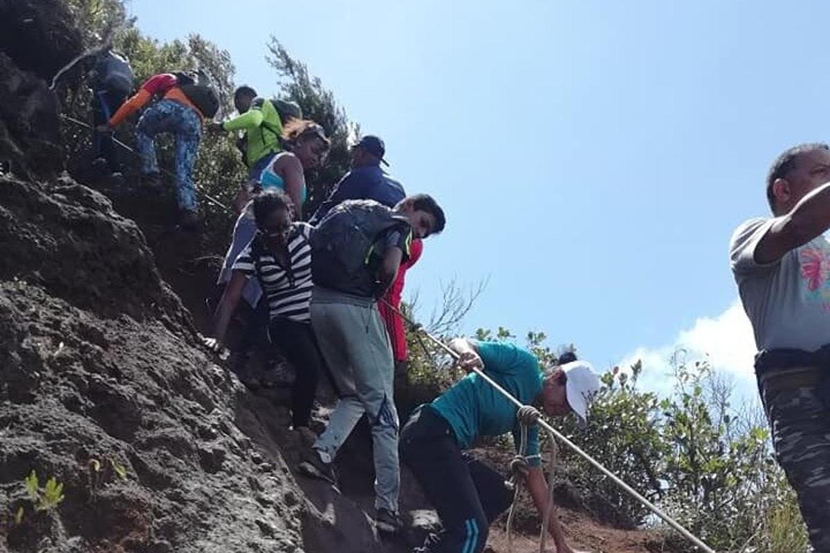 egy csoport ember mászik fel egy hegyre