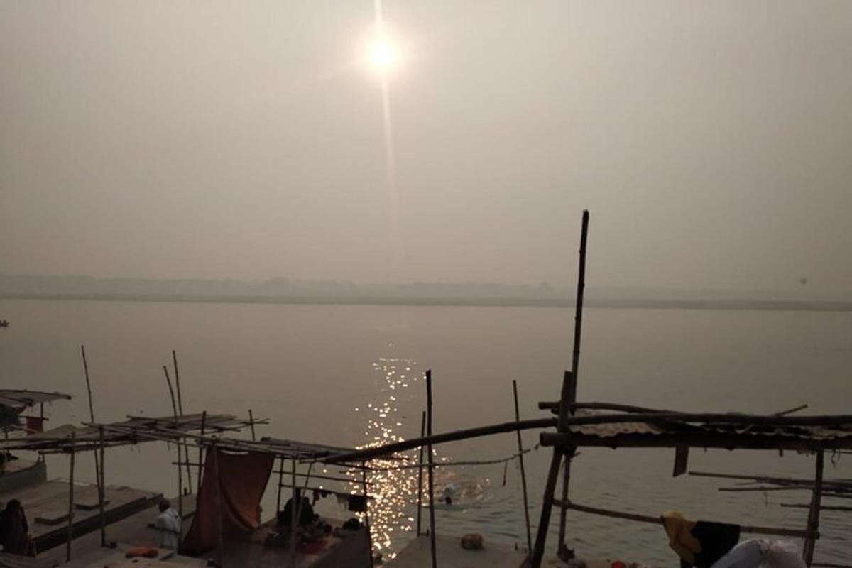 uma vista de um corpo d'água com barcos