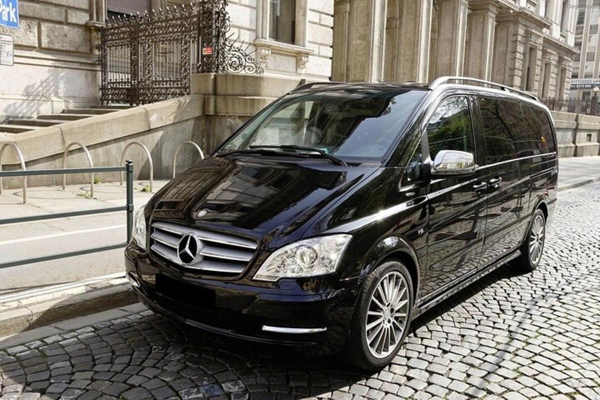enoprostorec mercedes benz parkiran na ulici