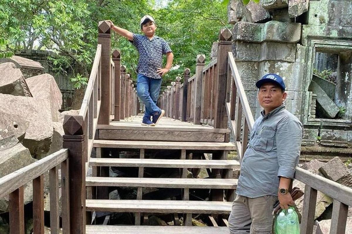 un ragazzino che salta su una scala di legno in uno zoo