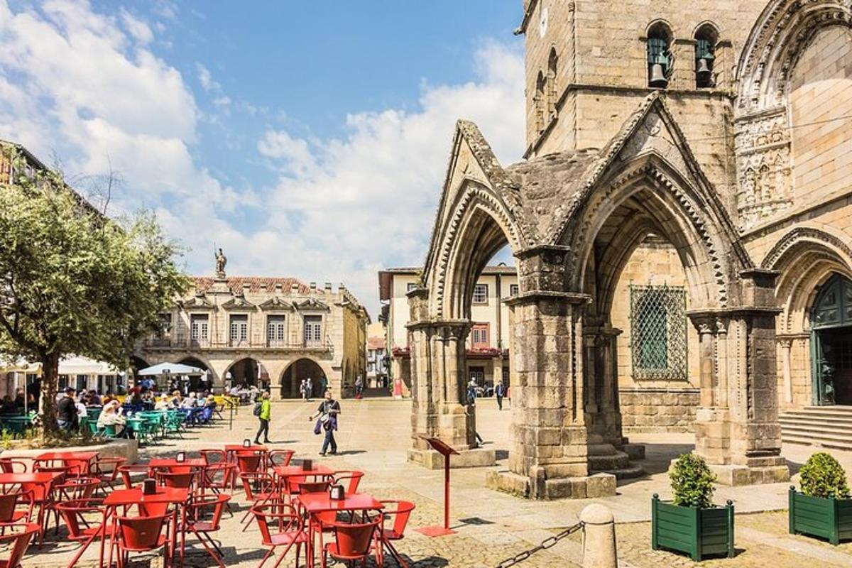 skupina stolů a židlí před budovou