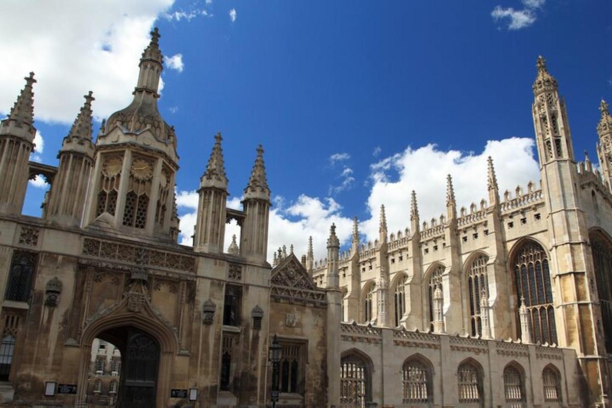un grande edificio con una torre e una cattedrale