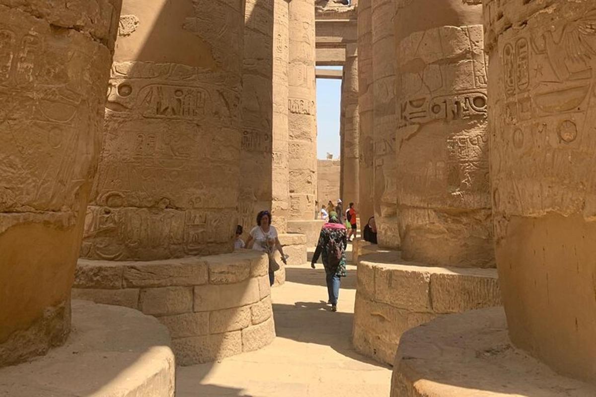 un gruppo di persone che camminano tra antiche rovine
