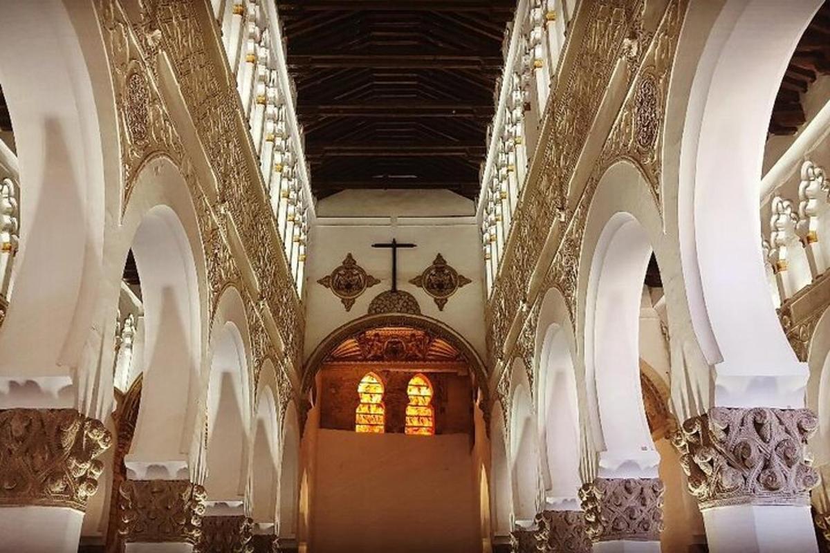 pandangan dalam gereja dengan pintu