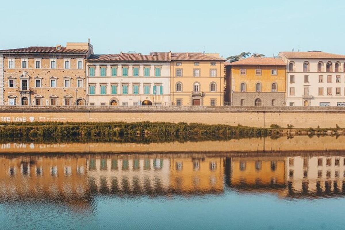 un gruppo di edifici vicino a uno specchio d'acqua