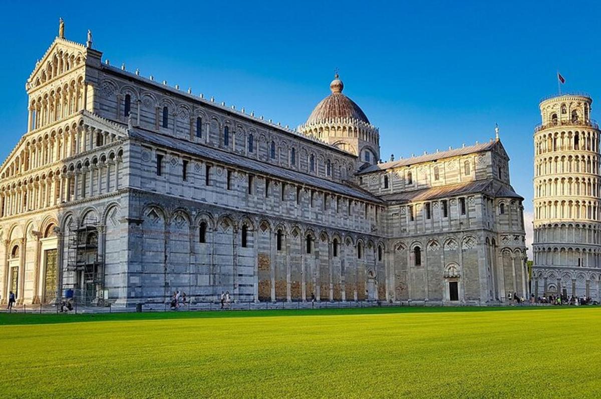 un grande edificio con una cattedrale e una torre pendente