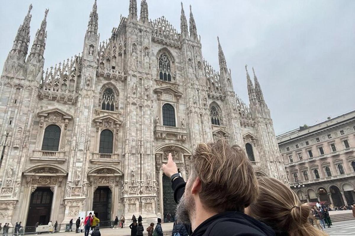un gruppo di persone in piedi davanti a una cattedrale