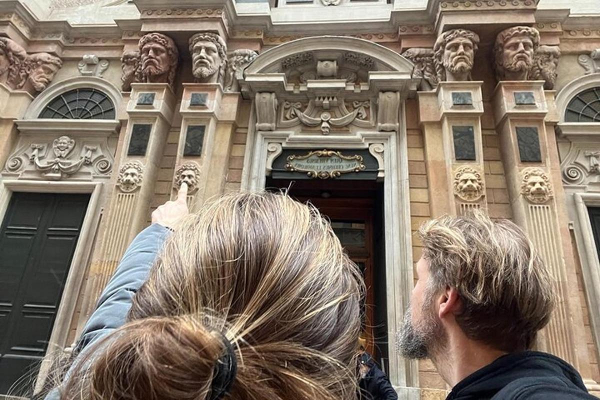 un uomo e una donna in piedi davanti a un edificio