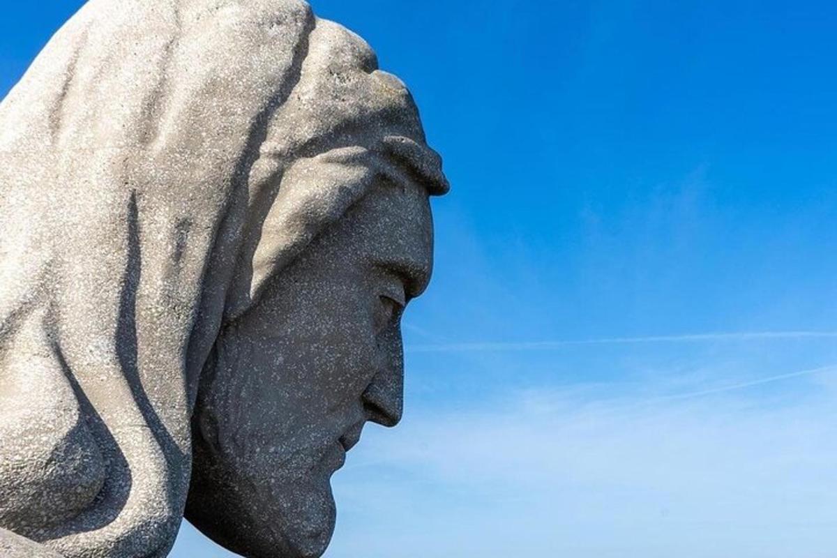 egy fejet ábrázoló szobor a tetején