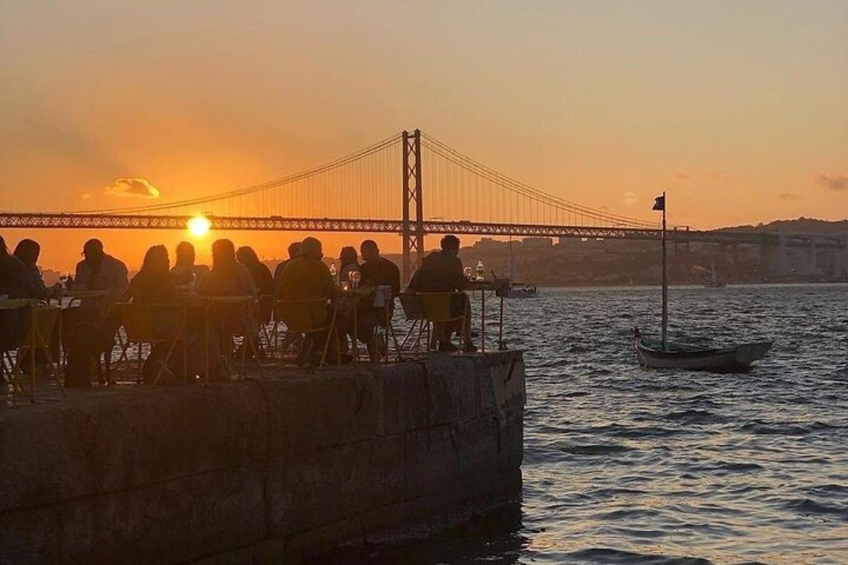 egy csoport ember ül egy asztalnál és nézi a naplementét